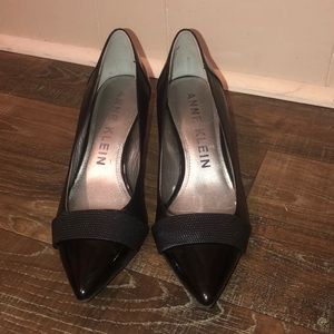 Women’s black heels size 7
